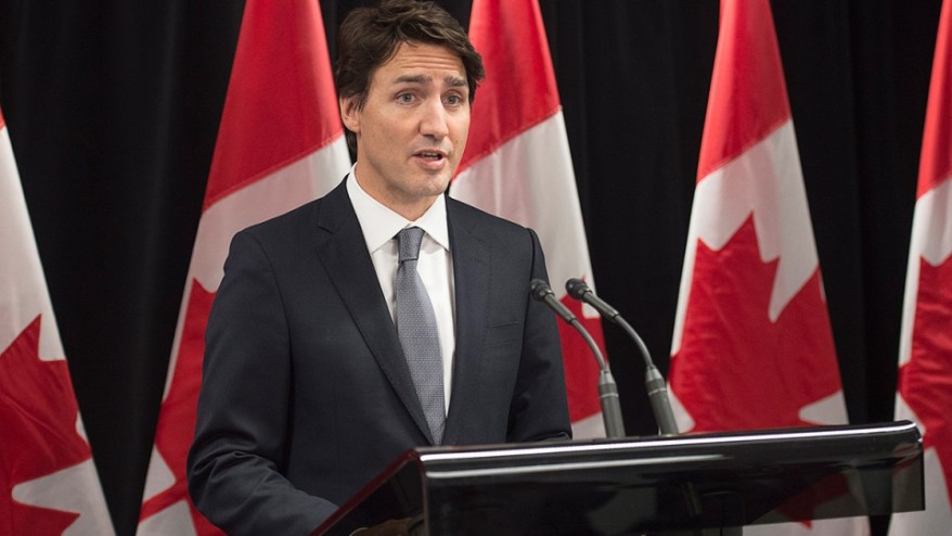 O primeiro-ministro canadiano Justin Trudeau, à esquerda, abraça a ex-presidente de Mississauga Hazel McCallion, durante a participação na 27ª Gala Anual Dragon Ball, em celebração do Ano Novo Chinês, em Toronto - 6 de fevereiro de 2016. (The Canadian Press / Michelle Siu )