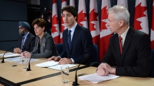 O ministro da Defesa Harjit Sajjan, a ministra do Desenvolvimento Internacional, Marie-Claude Bibeau, o primeiro-ministro Justin Trudeau e o Ministro dos Negócios Estrangeiros Stephane Dion participam numa conferência de imprensa em Otava na segunda-feira, 8 de fevereiro de 2016. (Sean Kilpatrick/The Canadian Press)