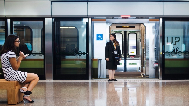 Um dos primeiros comboios expresso Union Pearson parte do aeroporto Pearson de Toronto, em Mississauga, Ontário - 6 de junho de 2015. The Canadian Press / Michelle Siu