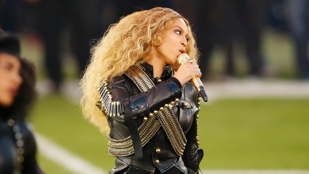 Beyoncé anuncia digressão mundial de “Formation”, logo após a sua atuação durante o espetáculo do Super Bowl 50. (Ezra Shaw / Getty Images)