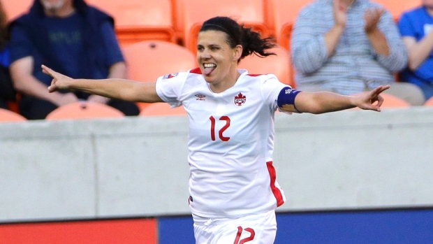 Christine Sinclair (12) do Canadá comemora depois de marcar um golo contra a Costa Rica durante a primeira parte da meia-final do campeonato de futebol feminino CONCACAF de qualificação para os Jogos Olímpicos – 19 de fevereiro, 2016, em Houston. (AP/David J. Phillip)