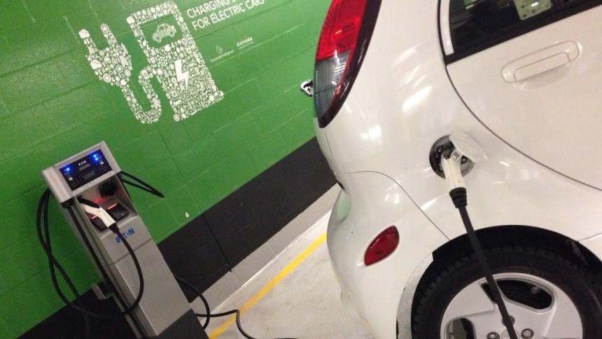 Um carro elétrico a carregar a bateria, 10 de fevereiro de 2016. George Joseph / CityNews