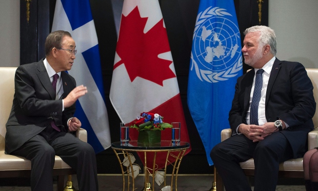 O primeiro-ministro do Quebec Philippe Couillard, à direita, conversa com o secretário-geral das Nações Unidas, Ban Ki-moon em Montreal na sexta-feira. (Graham Hughes/The Canadian Press)