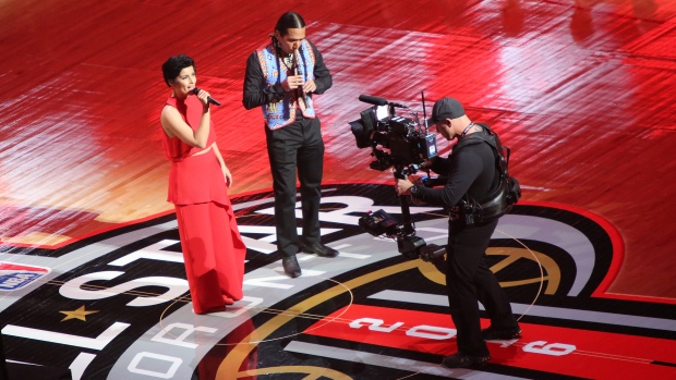 A interpretação de “O Canada” de Nelly Furtado foi bem recebida no Air Canada Centre, mas não tanto no Twitter. (John Rieti/CBC)