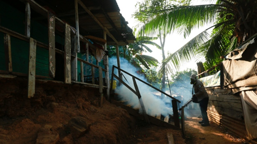 Um funcionário do governo desinfeta para o mosquito Aedes aegypti em Veracruz, Panamá - 25 de fevereiro de 2016. (AP Photo / Arnulfo Franco)