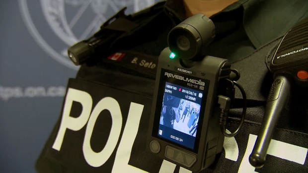 Cerca de 100 agentes da linha de frente têm vindo a usar as câmaras durante a execução de tarefas regulares desde maio passado, como parte de um projeto piloto que está definido para funcionar até março. (CBC)