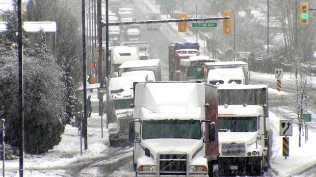 Camiões de transporte tentam conduzir através da neve na Colúmbia Britânica em 3 de janeiro de 2015