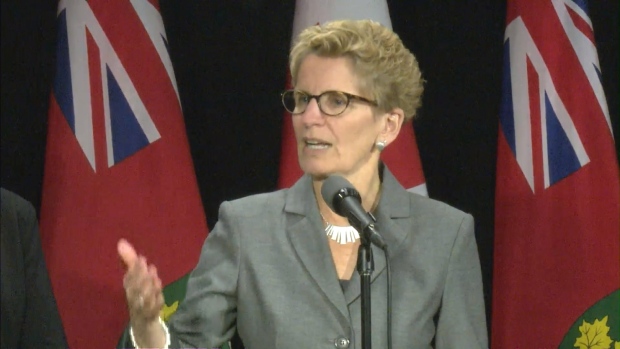 A primeira-ministra do Ontário Kathleen Wynne diz que a província vai financiar a Walking Together, uma estratégia para ajudar a acabar com a violência contra as mulheres indígenas. (CBC)