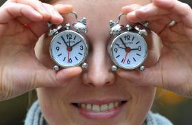 RELÓGIOS AVANÇAM UMA HORA NA MADRUGADA DE DOMINGO, COMEÇA HORÁRIO DE VERÃO