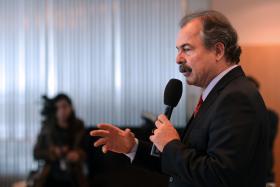 MINISTRO DA EDUCAÇÃO BRASILEIRO NEGA TER COMPRADO SILÊNCIO DO SENADOR DO PT