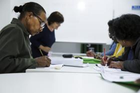ADULTOS ANALFABETOS REGRESSAM À ESCOLA MAS NEM TODOS APRENDEM A LER E ESCREVER
