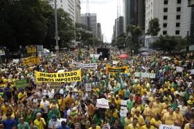 MILHARES DE PESSOAS EM MANIFESTAÇÕES NO BRASIL EXIGEM DEMISSÃO DE DILMA ROUSSEFF