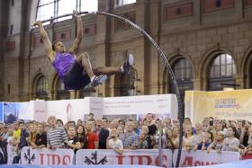 CAMPEÃO MUNDIAL DO SALTO COM VARA EM 2013 VAI FALHAR MUNDIAIS DE PISTA COBERTA