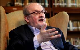 ACADEMIA SUECA APOIA SALMAN RUSHDIE 27 ANOS DEPOIS DE CONDENAÇÃO À MORTE PELO IRÃO