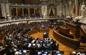 PARLAMENTO APROVA PROPOSTAS DO PCP E DO BE PARA AUMENTO DE PRESTAÇÕES SOCIAIS