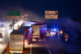 MIGRANTES DE CAMPO DE CALAIS ATACAM CAMIÕES E POLÍCIA DURANTE A NOITE