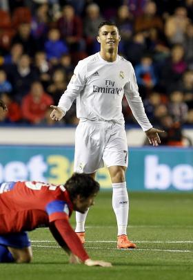 CRISTIANO RONALDO ABRE CAMINHO PARA VITÓRIA DO REAL MADRID SOBRE LEVANTE