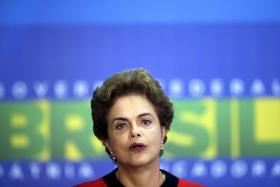 DILMA DIZ-SE “INCONFORMADA” COM DETENÇÃO PARA INQUÉRITO DE LULA