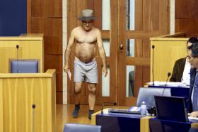 DEPUTADO DO PTP DESPE ROUPA DURANTE PLENÁRIO DA ASSEMBLEIA DA MADEIRA