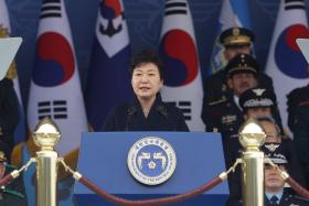 PRESIDENTE SUL-COREANA PROMETE RESPOSTA “FIRME” A QUALQUER PROVOCAÇÃO DA COREIA DO NORTE