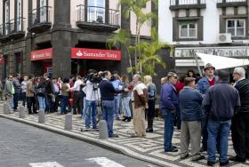 LESADOS DO BANIF MANIFESTAM-SE À PORTA DO TOTTA E DO BANCO DE PORTUGAL NO FUNCHAL