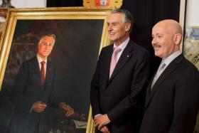 RETRATO OFICIAL DE CAVACO SILVA FOI PINTADO POR CARLOS BARAHONA POSSOLLO