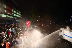 POLÍCIA TURCA DISPERSA MANIFESTANTES EM FRENTE DE JORNAL COLOCADO SOB TUTELA