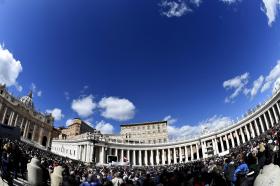 VATICANO VOLTA A DETER PADRE ESPANHOL ACUSADO DE REVELAR SEGREDOS DA SANTA SÉ