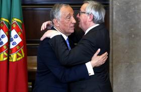 ABRAÇOS, PALMADINHAS NAS COSTAS E SORRISOS NOS CUMPRIMENTOS A MARCELO