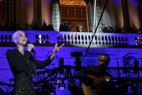 MARIZA CANTA “A PORTUGUESA” NO CONCERTO DAS CERIMÓNIAS DE POSSE NA PRAÇA DO MUNICÍPIO