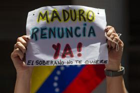 VENEZUELANOS MANIFESTARAM-SE PARA PEDIR A RENÚNCIA DO PRESIDENTE NICOLÁS MADURO