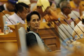 AUNG SAN SUU KYI NOMEADA PARA MEMBRO DO GOVERNO BIRMANÊS