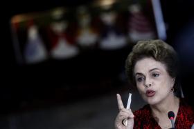 BRASIL: DEZENAS DE DEPUTADOS GRITAM “RENÚNCIA” A DILMA ROUSSEFF EM SESSÃO PLENÁRIA