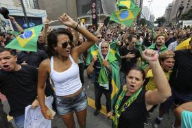 BRASIL: TROPA DE CHOQUE ACIONADA PARA RETIRAR MANIFESTANTES ANTI-DILMA
