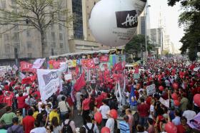 BRASIL: BRASILEIROS PROTESTAM CONTRA E A FAVOR DO GOVERNO EM VÁRIOS ESTADOS