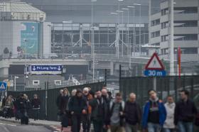 BRUXELAS/ATENTADOS: ATAQUE NO AEROPORTO EFETUADO “PROVAVELMENTE” POR 2 SUICIDAS, TERCEIRO SUSPEITO “ATIVAMENTE PROCURADO”