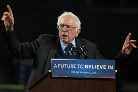 BERNIE SANDERS BATE HILLARY CLINTON NAS PRIMÁRIAS DEMOCRATAS EM WASHINGTON