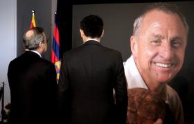 ÓBITO/CRUYFF: MEMORIAL EM CAMP NOU COM MUITOS ELOGIOS AO ‘HOLANDÊS VOADOR’