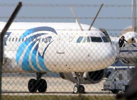 SEQUESTRADOR DO AVIÃO DA EGYPTAIR PEDIU ASILO A CHIPRE