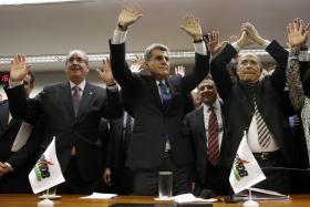 BRASIL: SAÍDA DO PMDB DO GOVERNO PODE PROVOCAR EFEITO COLATERAL E FAVORECER EXECUTIVO – SENADOR DO PT