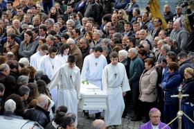 FRANÇA/ACIDENTE: FUNERAIS DAS VÍTIMAS REÚNEM CENTENAS DE PESSOAS