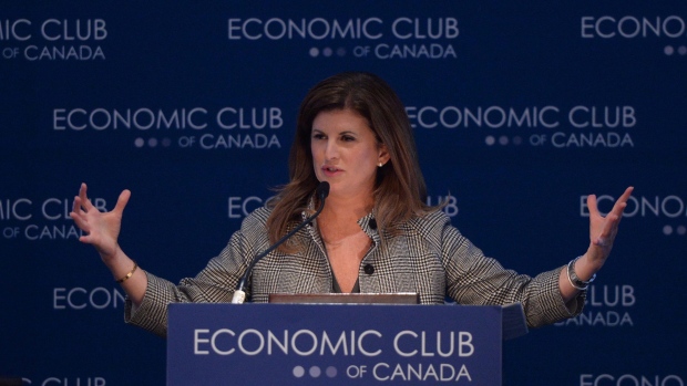 Rona Ambrose, líder da oposição oficial e líder interino do Partido Conservador do Canadá, aborda o Clube Económico do Canadá em Otava na segunda-feira, 21 de março de 2016. (Sean Kilpatrick/The Canadian Press)