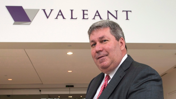 O chefe-executivo da Valeant Pharmaceuticals International, J. Michael Pearson, posa para os fotógrafos após a reunião anual da empresa na terça-feira, 19 de maio, 2015, em Laval, Quebec. (Ryan Remiorz/The Canadian Press)