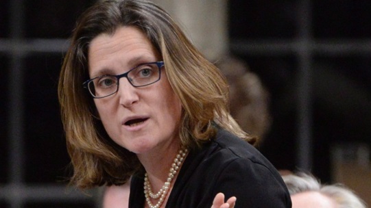 A ministra do Comércio Internacional Chrystia Freeland responde a uma pergunta durante o período de perguntas na Câmara dos Comuns - 18 de fevereiro de 2016, em Otava. (Adrian Wyld / The Canadian Press)