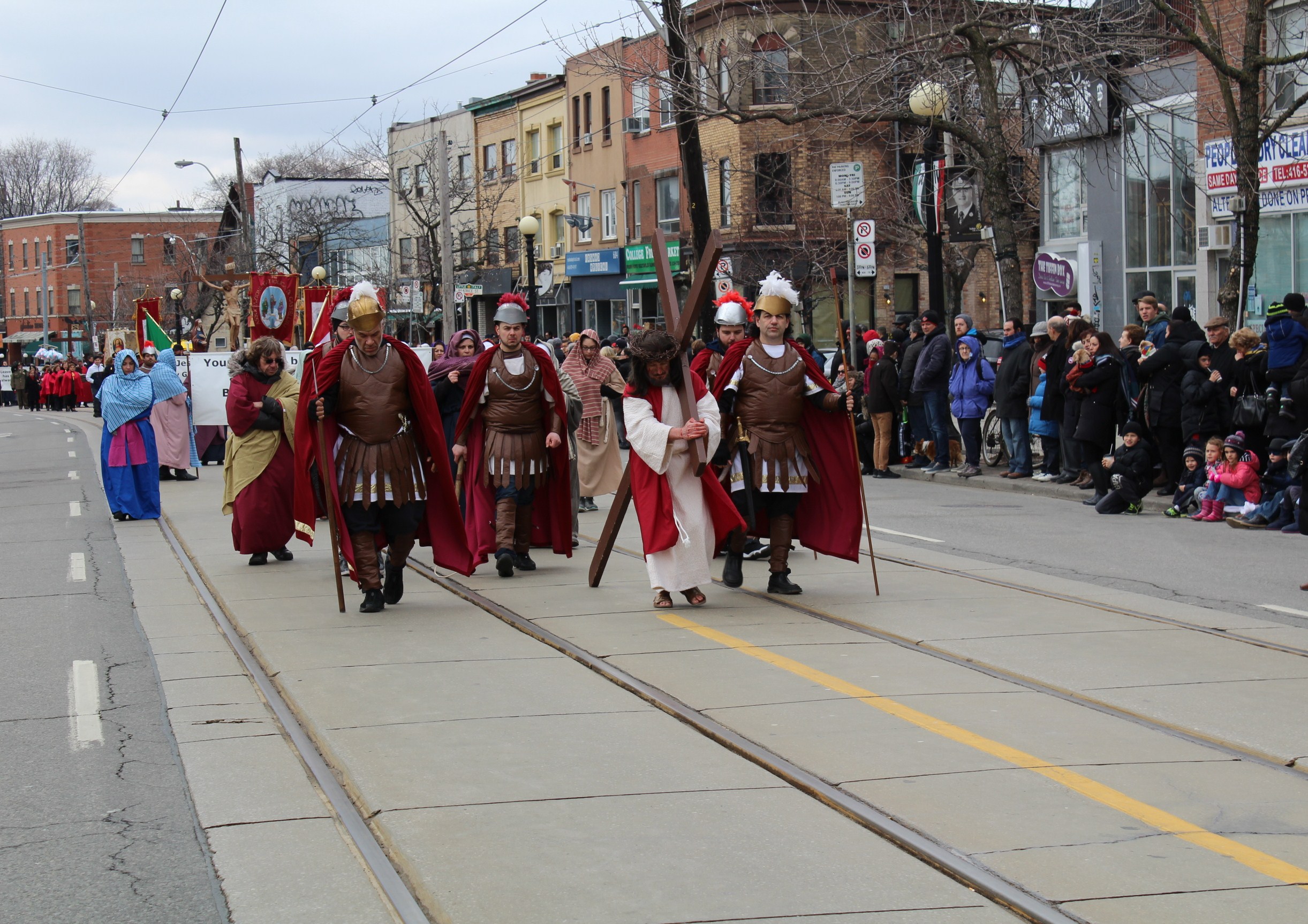 Ator encarna a personagem de Jesus Cristo a carregar a cruz. LA/CMC