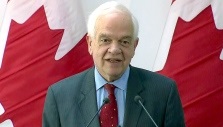 O ministro da Imigração John McCallum anuncia as novas metas de imigração do governo, em Brampton, Ontário, na terça-feira 8 de março, 2016