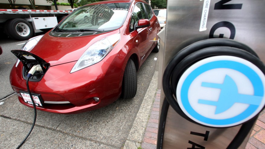 Um Nissan Leaf carrega numa estação de carregamento de veículos elétricos (AP Photo/Rick Bowmer, Arquivo)