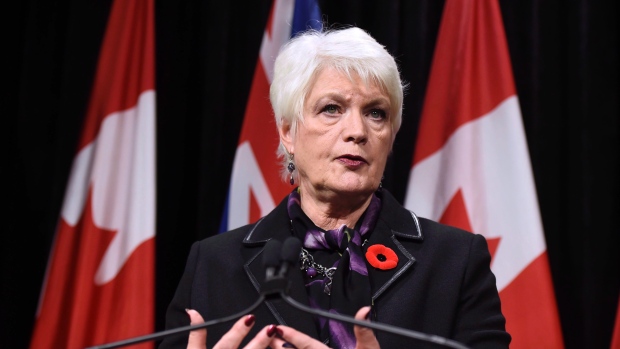 A ministra da Educação do Ontário, Liz Sandals, faz uma atualização sobre as negociações laborais com a Federação de Professores do Ensino Básico do Ontário no Queen’s Park, em Toronto - 2 de novembro de 2015. The Canadian Press/Frank Gunn
