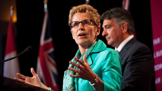 A primeira-ministra do Ontário Kathleen Wynne e o ministro das Finanças, Charles Sousa em Toronto - 11 de junho de 2013. (Aaron Vincent Elkaim/The Canadian Press)