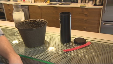 A armadilha do mosquito Greenlid, à esquerda, é mais barata do que o plástico tradicional “ovitrap”, à direita, e é biodegradável. (CBC)